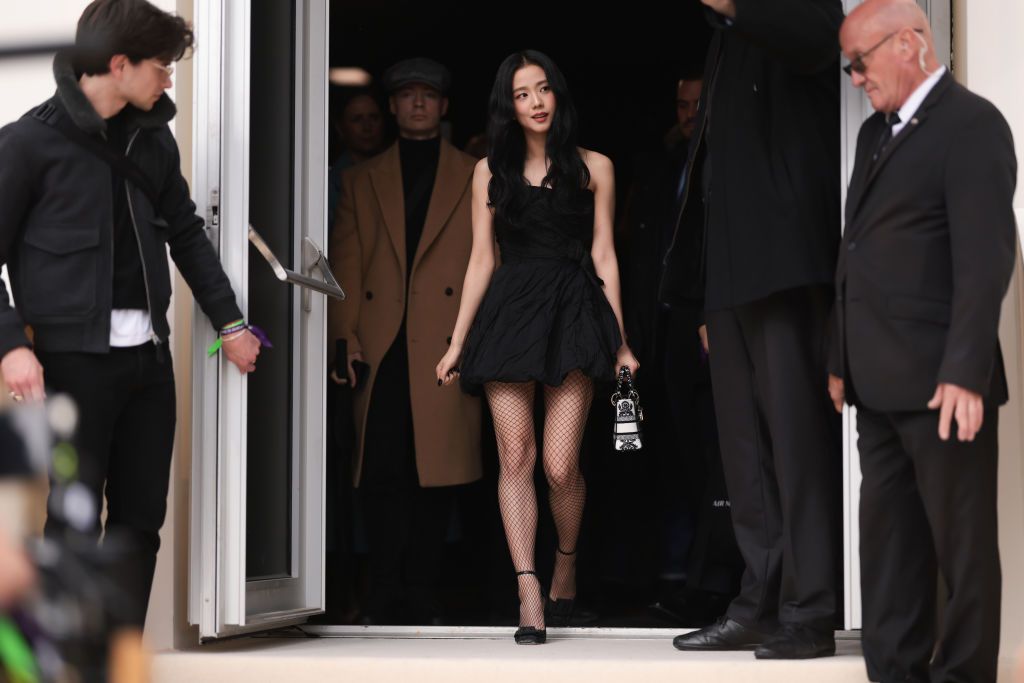 PARIS, FRANCE - SEPTEMBER 27: Jisoo seen wearing a black shoulder free dress and a lady d-lite bag by dior, outside Christian Dior during Paris Fashion Week on September 27, 2022 in Paris, France. (Photo by Jeremy Moeller/Getty Images)