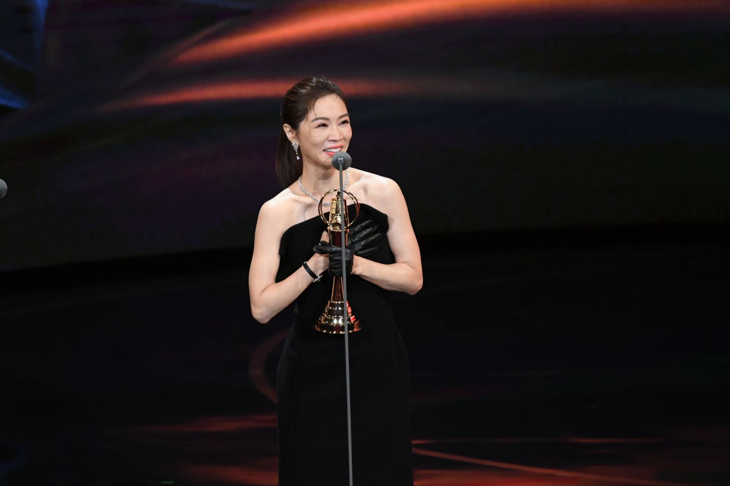 謝盈萱為2022金鐘獎視后,她一口氣以2部劇入圍、並以《四樓的天堂》獲獎。