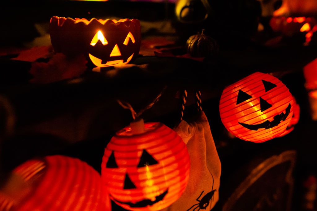 A living room is seen fully decorated with Halloween decorations, before the Day of the Death celebration. In Nijmegen, on October 26th, 2022. (Photo by Romy Arroyo Fernandez/NurPhoto via Getty Images)2022萬聖節起源、由來、傳統一次看!
