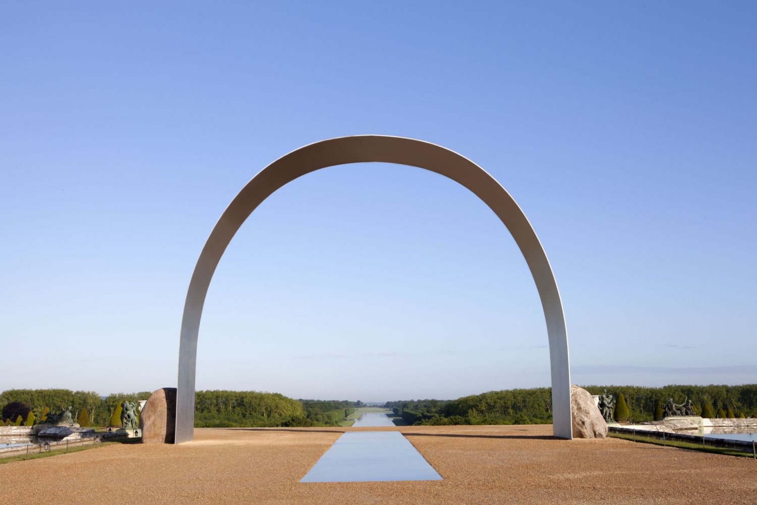 Lee Ufan, Relatum–The Arch of Versailles, 2014 Photo: Archives kamel mennour, courtesy the artist, kamel mennour, Paris, and Pace, New York.