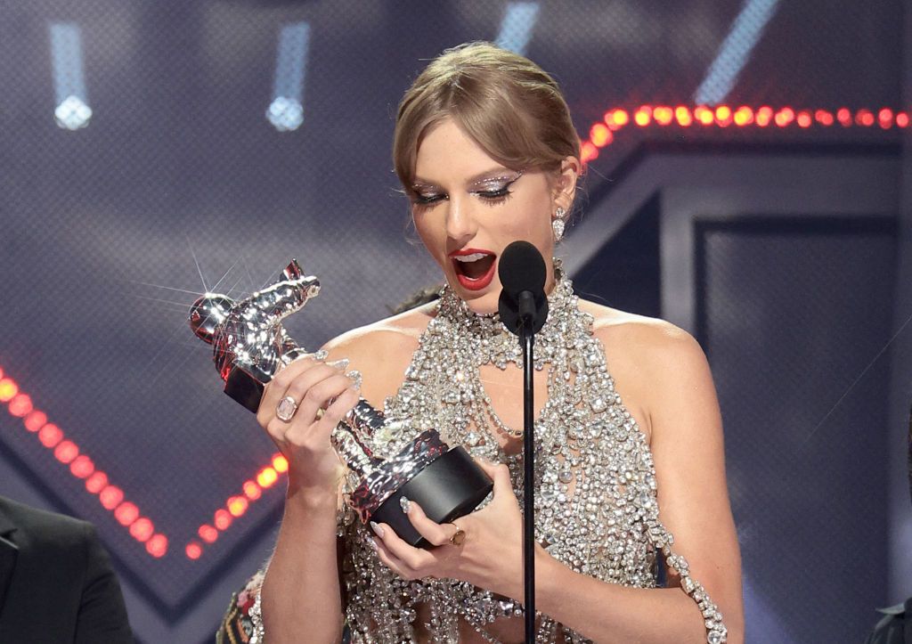 NEWARK, NEW JERSEY - AUGUST 28: Taylor Swift accepts the Video of the Year award onstage at the 2022 MTV VMAs at Prudential Center on August 28, 2022 in Newark, New Jersey. (Photo by Dimitrios Kambouris/Getty Images for MTV/Paramount Global)