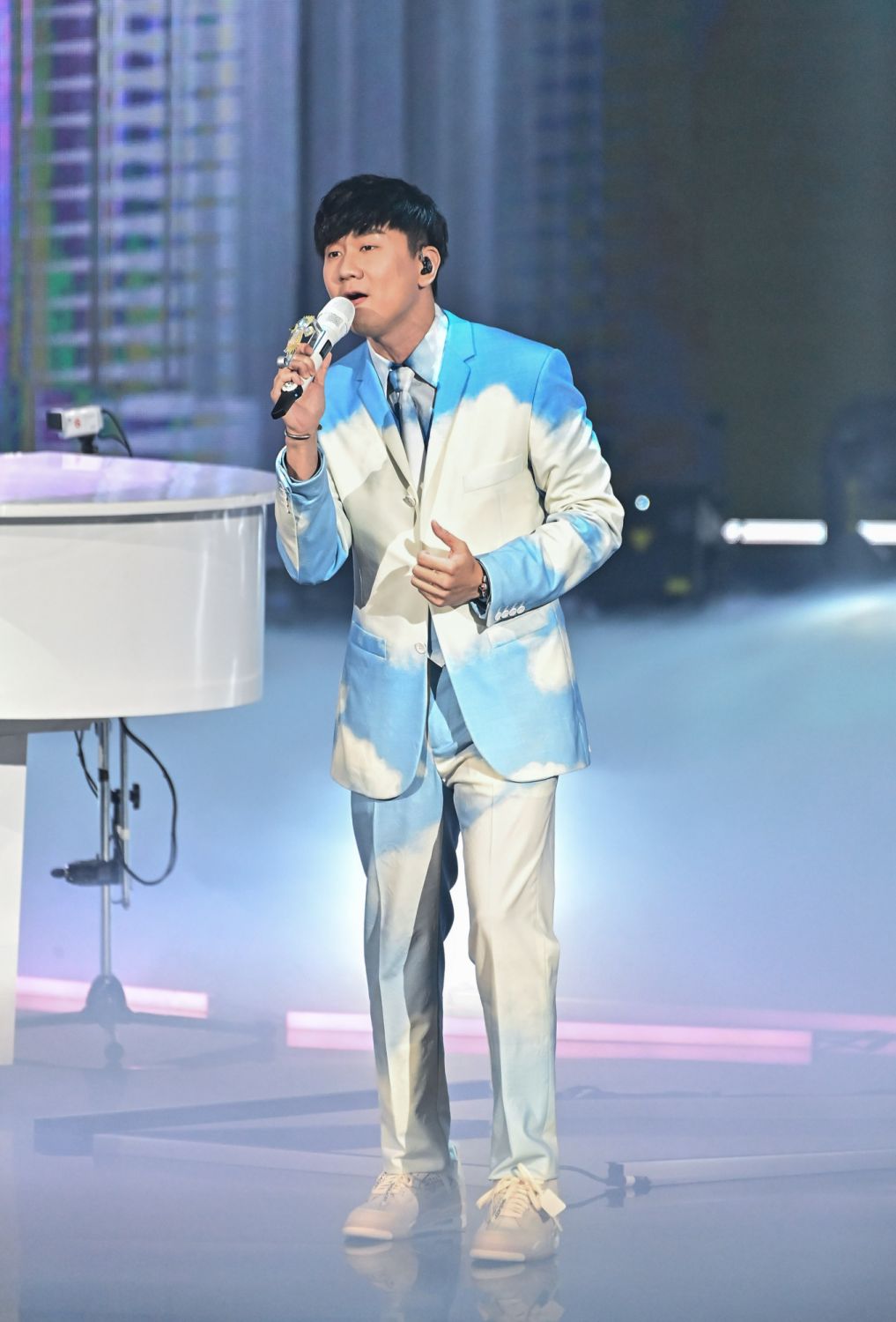 TAIPEI, CHINA - OCTOBER 03: Singer JJ Lin performs on the stage during the 31st Golden Melody Awards at Taipei Music Center on October 3, 2020 in Taipei, Taiwan of China. (Photo by VCG/VCG via Getty Images)