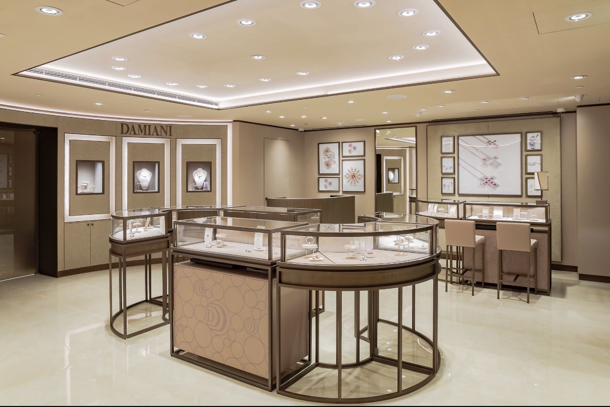 DAMIANI麗晶旗艦店裝潢採用溫暖色調。