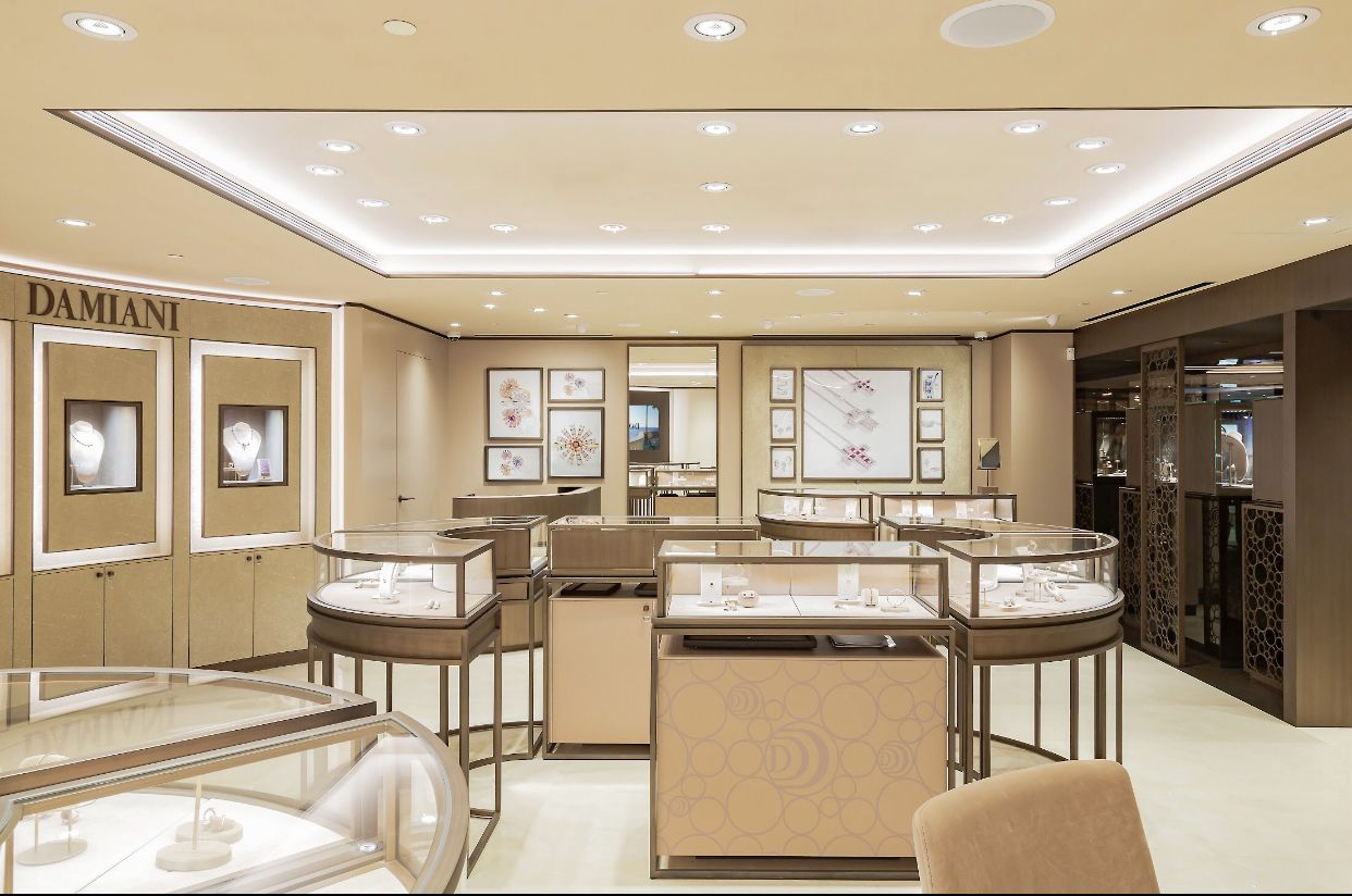 DAMIANI麗晶旗艦店陳列多款經典系列。