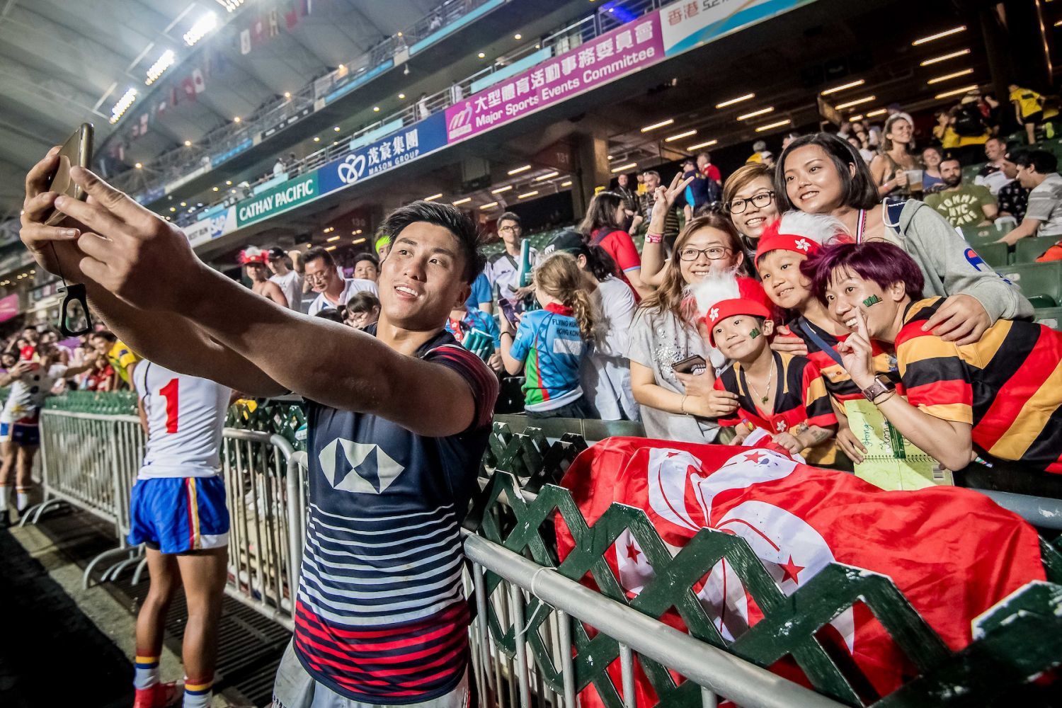 Hong Kong fans are hugely supportive. Photo by : Ike Li / Ike Images
