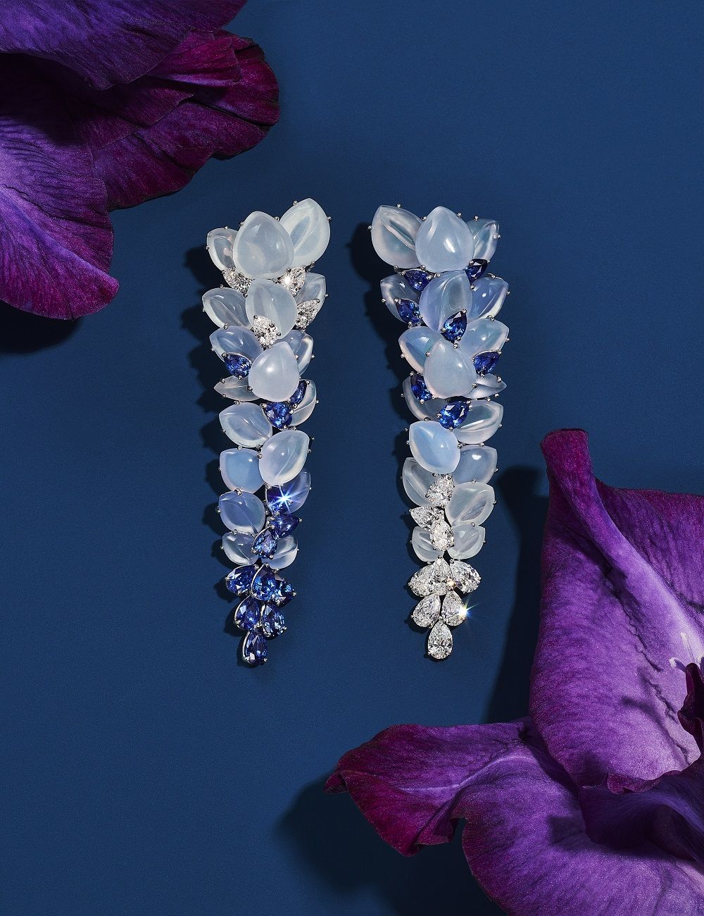 Tiffany Blue Book BOTANICA高級珠寶系列18k 白金鑲嵌雕刻玉髓、藍寶石和鑽石耳環