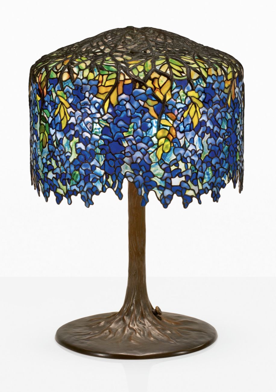 1901年Louis Comfort Tiffany所設計,由Tiffany Studios推出的「紫藤檯燈」。Photo via Sotheby's