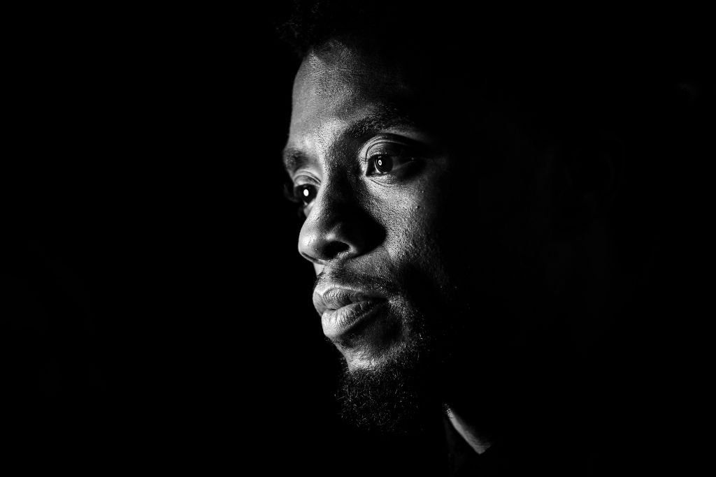 LONDON, ENGLAND - FEBRUARY 08: (EDITORS NOTE: THIS IMAGE HAS BEEN CONVERTED TO BLACK AND WHITE) Chadwick Boseman attends the European Premiere of Marvel Studios' "Black Panther" at the Eventim Apollo, Hammersmith on February 8, 2018 in London, England. (Photo by Gareth Cattermole/Getty Images for Disney)流淚致敬《黑豹2:瓦干達萬歲》7點必知:演員、亮點、反派角色、上映時間流淚致敬《黑豹2:瓦干達萬歲》7點必知:演員、亮點、反派角色、上映時間。