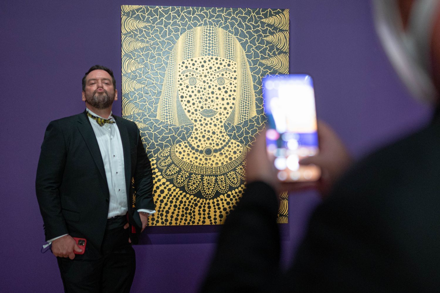 A guest in front of Kusama's Portrait (2015), Photo: Kenneth Tang