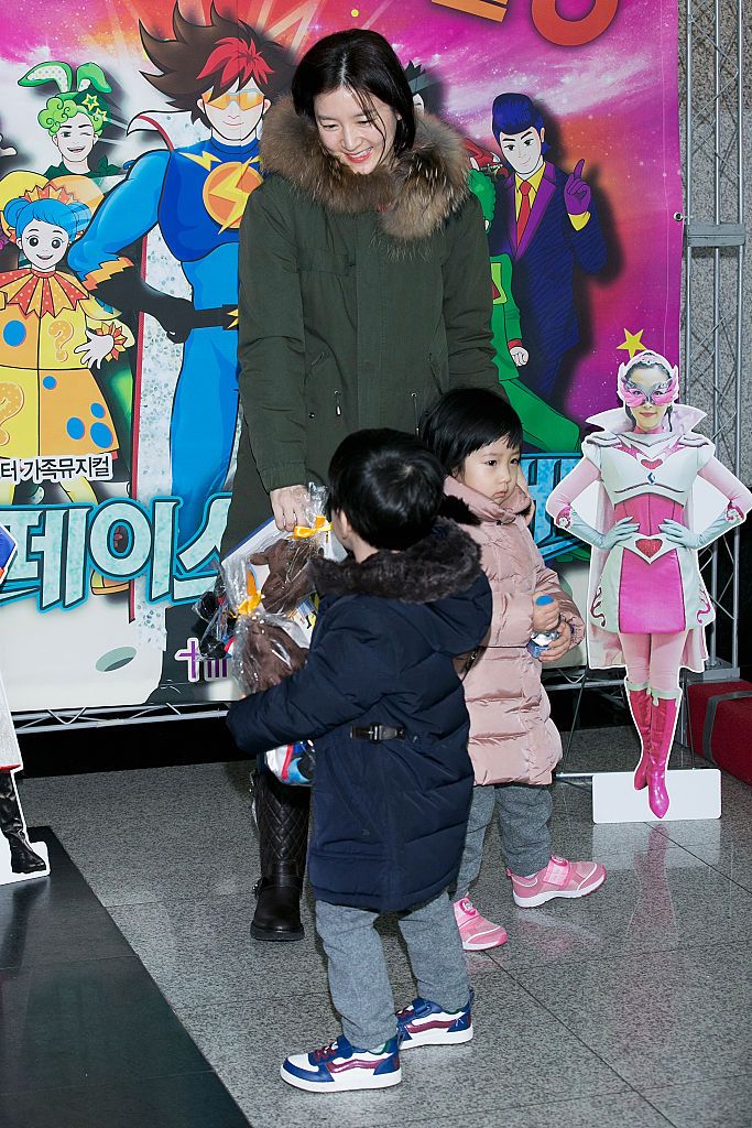 SEOUL, SOUTH KOREA - DECEMBER 23: South Korean actress Lee Young-Ae and her fraternal twins are seen on December 23, 2014 in Seoul, South Korea. (Photo by Han Myung-Gu/GC Images)