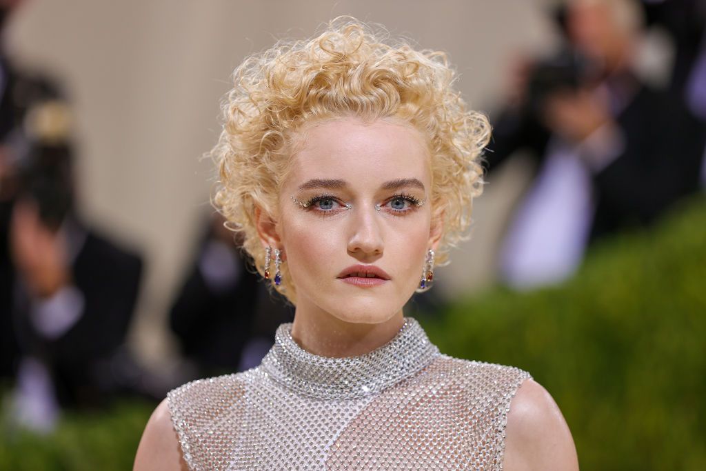 NEW YORK, NEW YORK - SEPTEMBER 13: Julia Garner attends The 2021 Met Gala Celebrating In America: A Lexicon Of Fashion at Metropolitan Museum of Art on September 13, 2021 in New York City. (Photo by Theo Wargo/Getty Images)