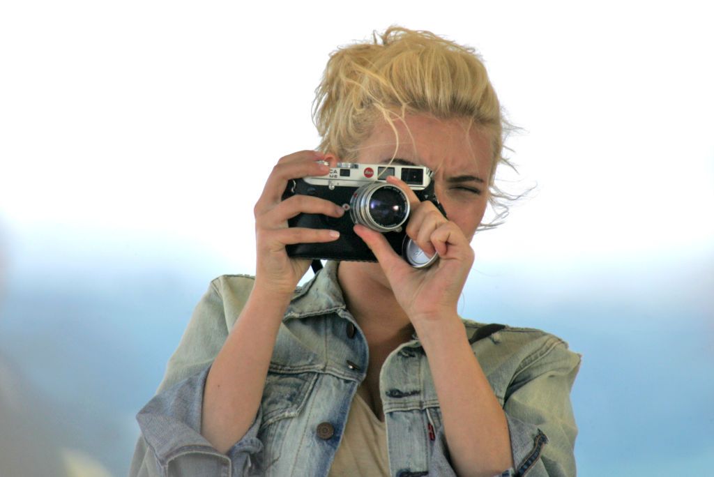 Actress Scarlett Johansson on the set during the filming of the lastest Woody Allen movie, "Vicky Christina Barcelona", in Barcelona. | Location: Barcelona, Catalonia, Spain. (Photo by Dusko Despotovic/Corbis via Getty Images)