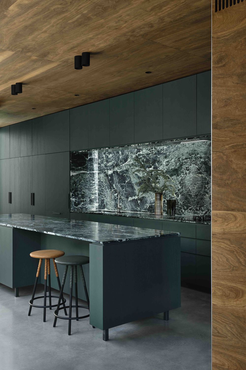 Malvern House 綠色大理石廚房與整合式家電