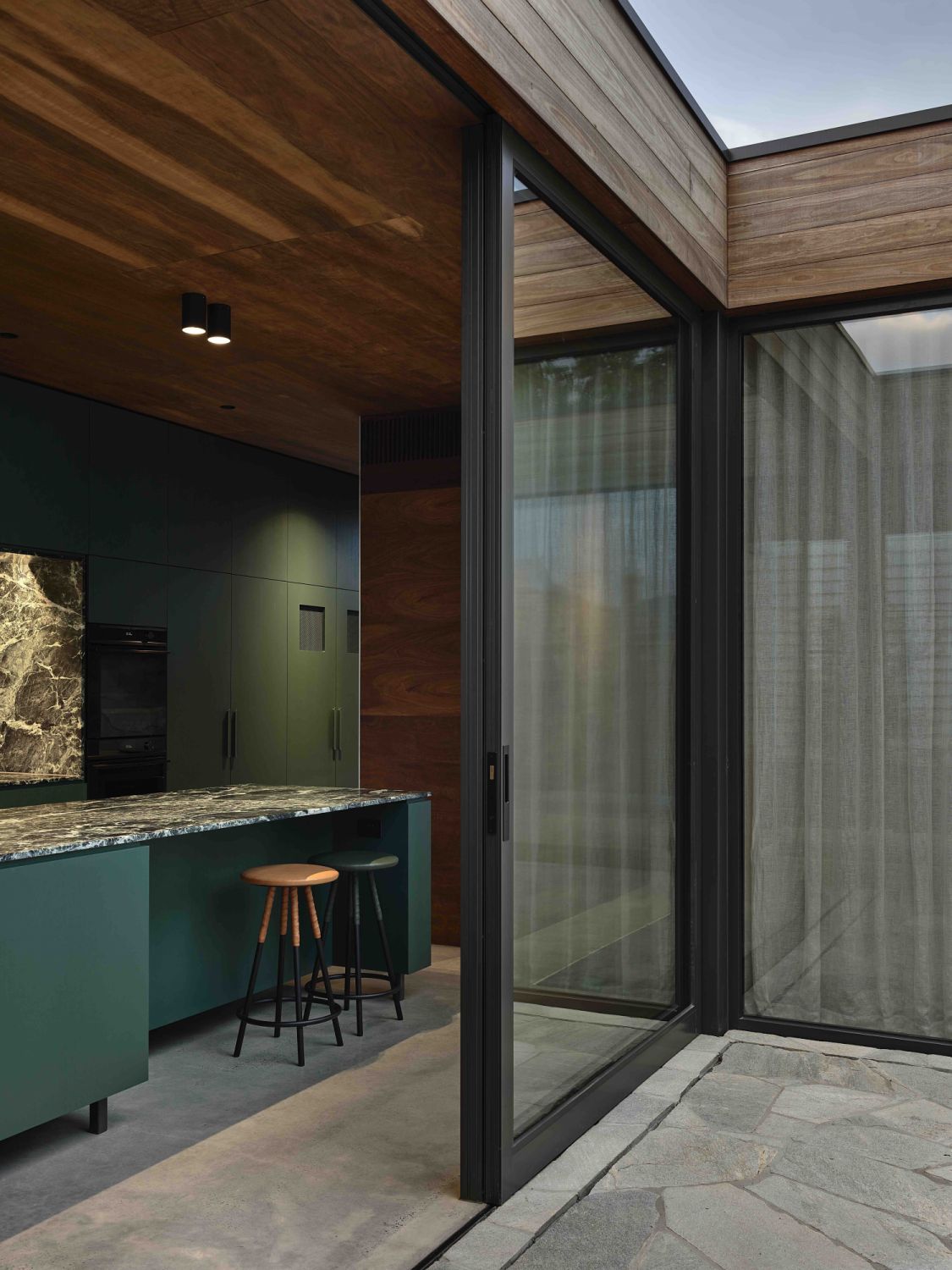 Malvern House Fisher & Paykel 黑色烤箱細節