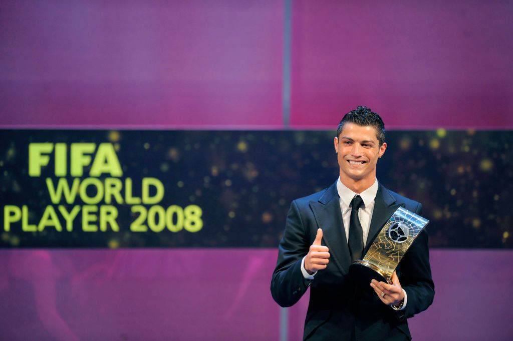 (GERMANY OUT)   Ronaldo, Cristiano - Fussball, Stuermer, Manchester United, Portugal - praesentiert die Trophaee der FIFA zur Auszeichnung als Weltfussballer des Jahres 2008 - 12.01.2009   (Photo by Pressefoto Ulmer\ullstein bild via Getty Images)