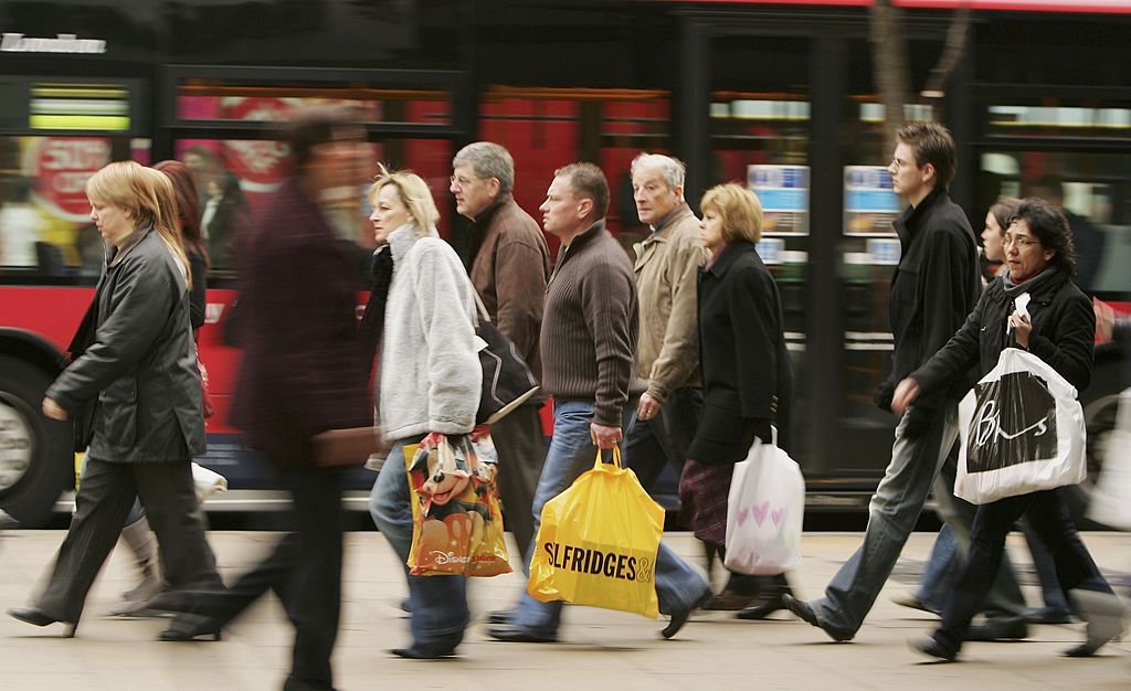 LONDON - DECEMBER 23: Shoppers make their way along O今年的黑色星期五(Black Friday)就在 2022 年 11 月 24 日。 (Photo by Scott Barbour/Getty Images)
