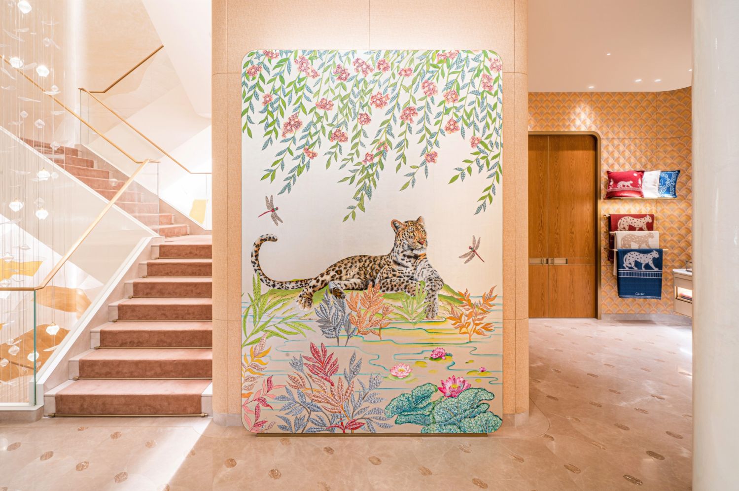 4F 牆面上的美洲豹由英國奢華室內牆飾品牌 De Gournay 為此空間手繪而成