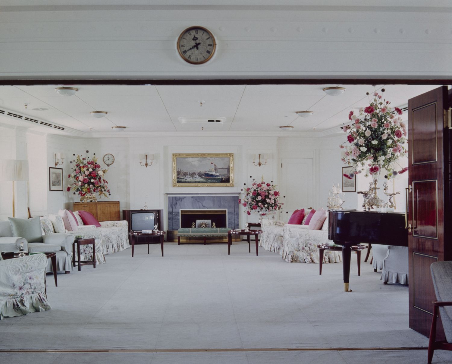 The Drawing Room on the Royal Yacht Britannia, 1978. (Photo by Keystone/Hulton Archive/Getty Images)