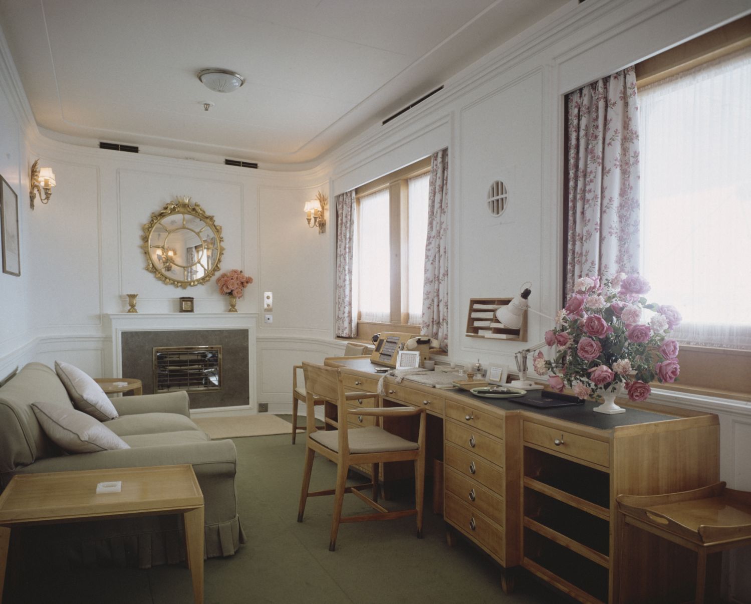 The Duke of Edinburgh's Sitting Room on the Royal Yacht Britannia, 1981. (Photo by Central Press/Hulton Archive/Getty Images)