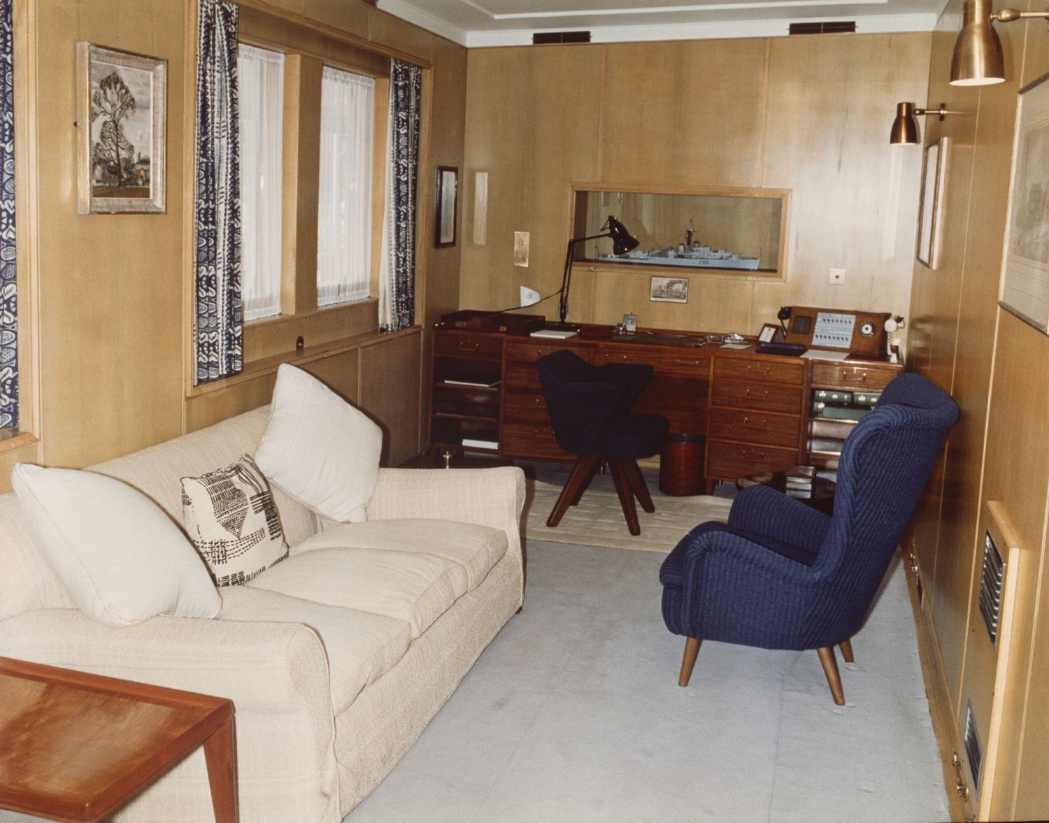 The Sitting Room on the Royal Yacht Britannia, 1978. (Photo by Central Press/Hulton Archive/Getty Images)