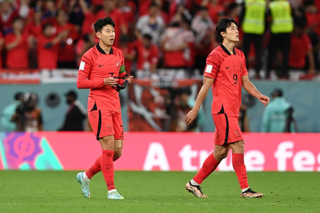 AL RAYYAN, QATAR - NOVEMBER 28: Guesung Cho (R) of Korea Republic c2g with their teammate Heungmin Son (L) during the FIFA World Cup Qatar 2022 Group H match between Korea Republic and Ghana at Education City Stadium on November 28, 2022 in Al Rayyan, Qatar. (Photo by Claudio Villa/Getty Images)