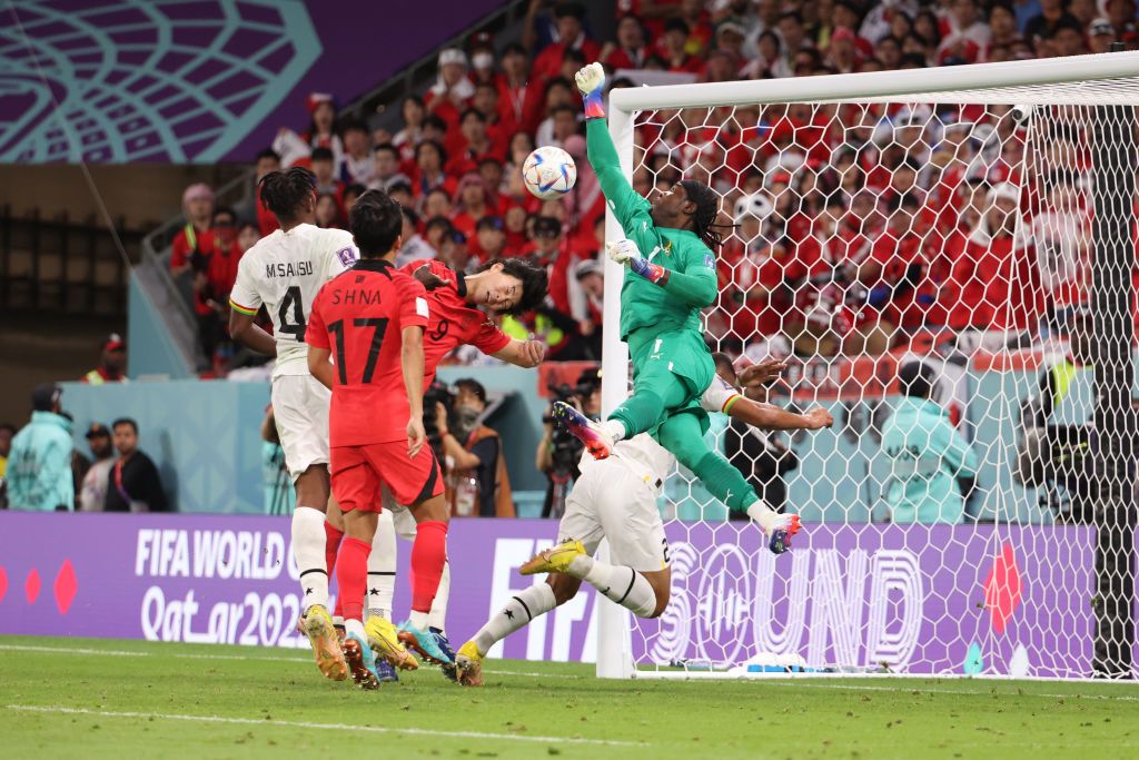 AL RAYYAN, QATAR - NOVEMBER 28: Cho Gue-Sung of South Korea, Ghana goalkeeper Lawrence Ati-Zigi during the FIFA World Cup Qatar 2022 Group H match between Korea Republic and Ghana at Education City Stadium on November 28, 2022 in Al Rayyan, Qatar. (Photo by Jean Catuffe/Getty Images)