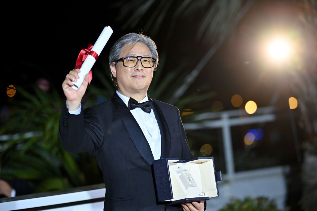 CANNES, FRANCE - MAY 28: Director Park Chan-wook poses with the Best Director Palme d'Or Award for the movie "Heojil Kyolshim" (Decision to leave) during the winner photocall during the 75th annual Cannes film festival at Palais des Festivals on May 28, 2022 in Cannes, France. (Photo by Lionel Hahn/Getty Images)