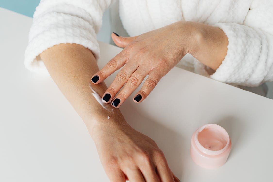 We have gathered the best skincare essentials for people who suffer from flaky skin. Have you tried any of these? (Photo: Karolina Grabowska/Pexels)
