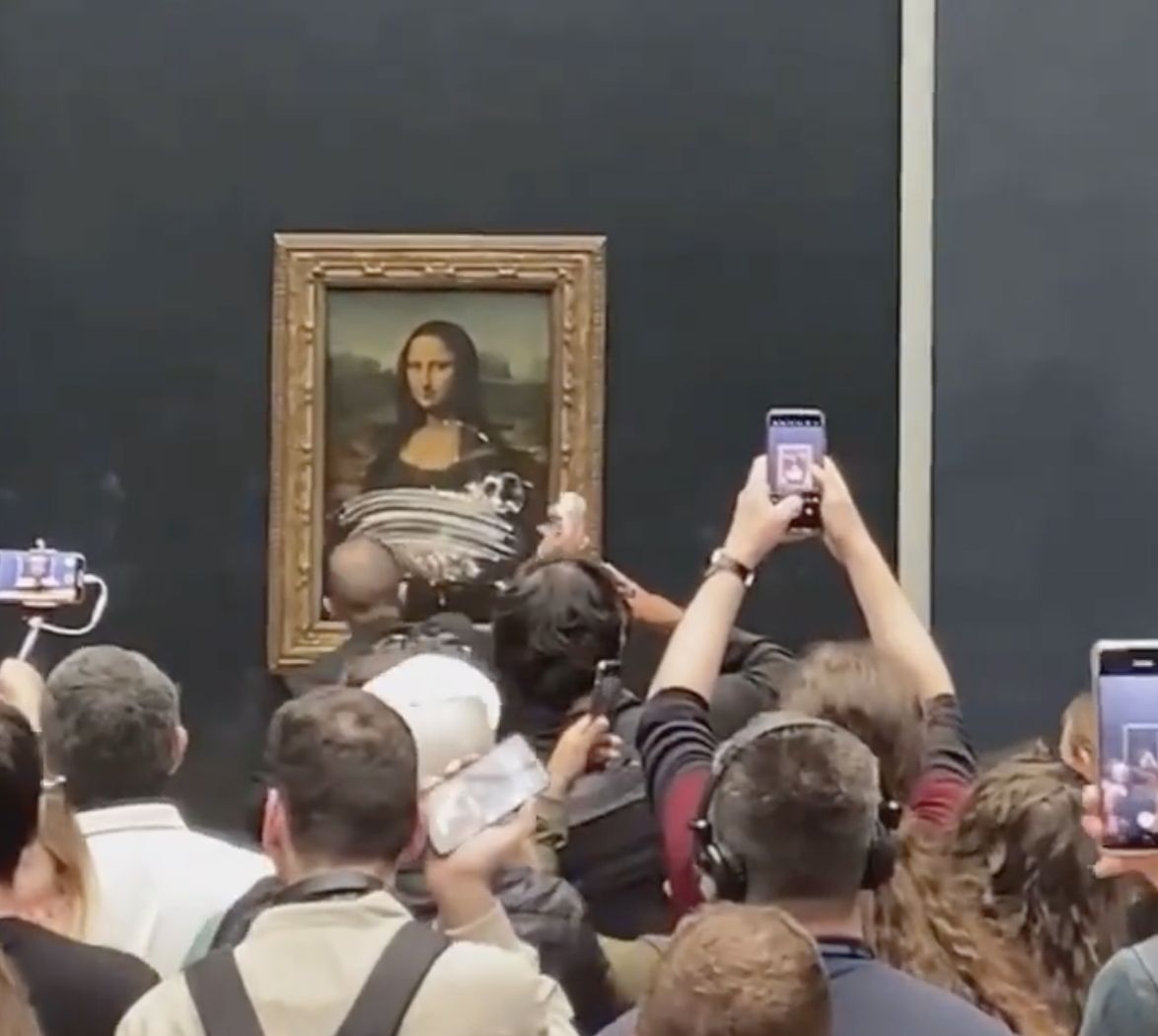 Screenshot from the viral video of the "Mona Lisa" incident (Photo: Instagram / @luke_sundberg_)