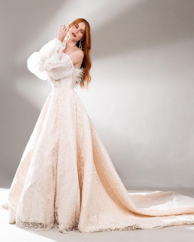 Photo: Instagram / @rosenthalteebridal