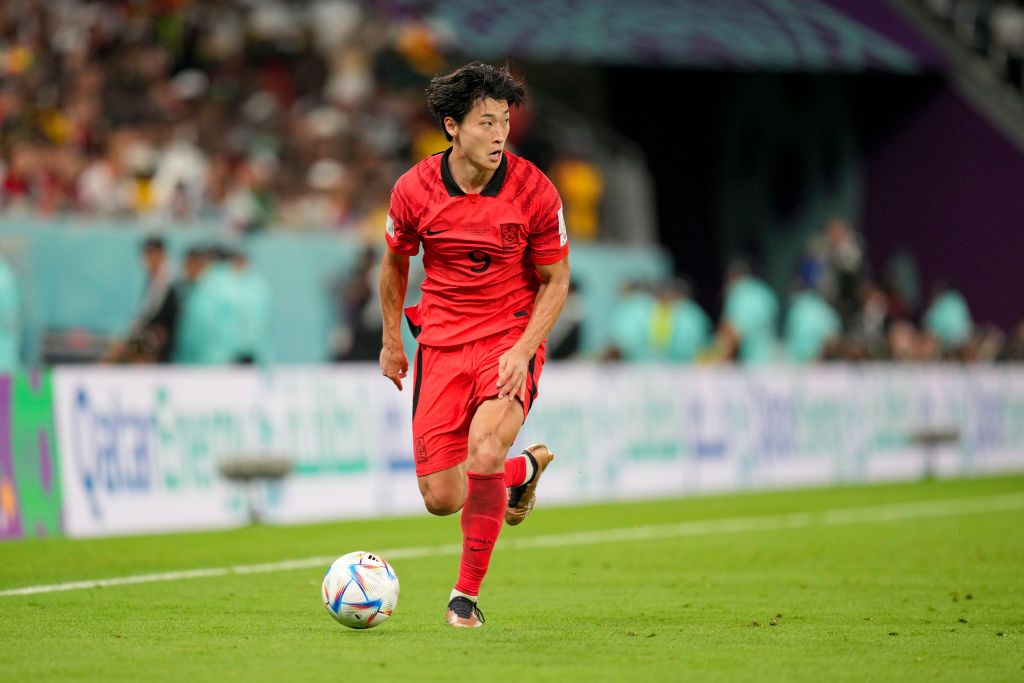 AL RAYYAN, QATAR - NOVEMBER 28: Guesung Cho of South Korea controls the ball during the FIFA World Cup Qatar 2022 Group H match between Korea Republic and Ghana at Education City Stadium on November 28, 2022 in Al Rayyan, Qatar. (Photo by Manuel Reino Berengui/DeFodi Images via Getty Images)