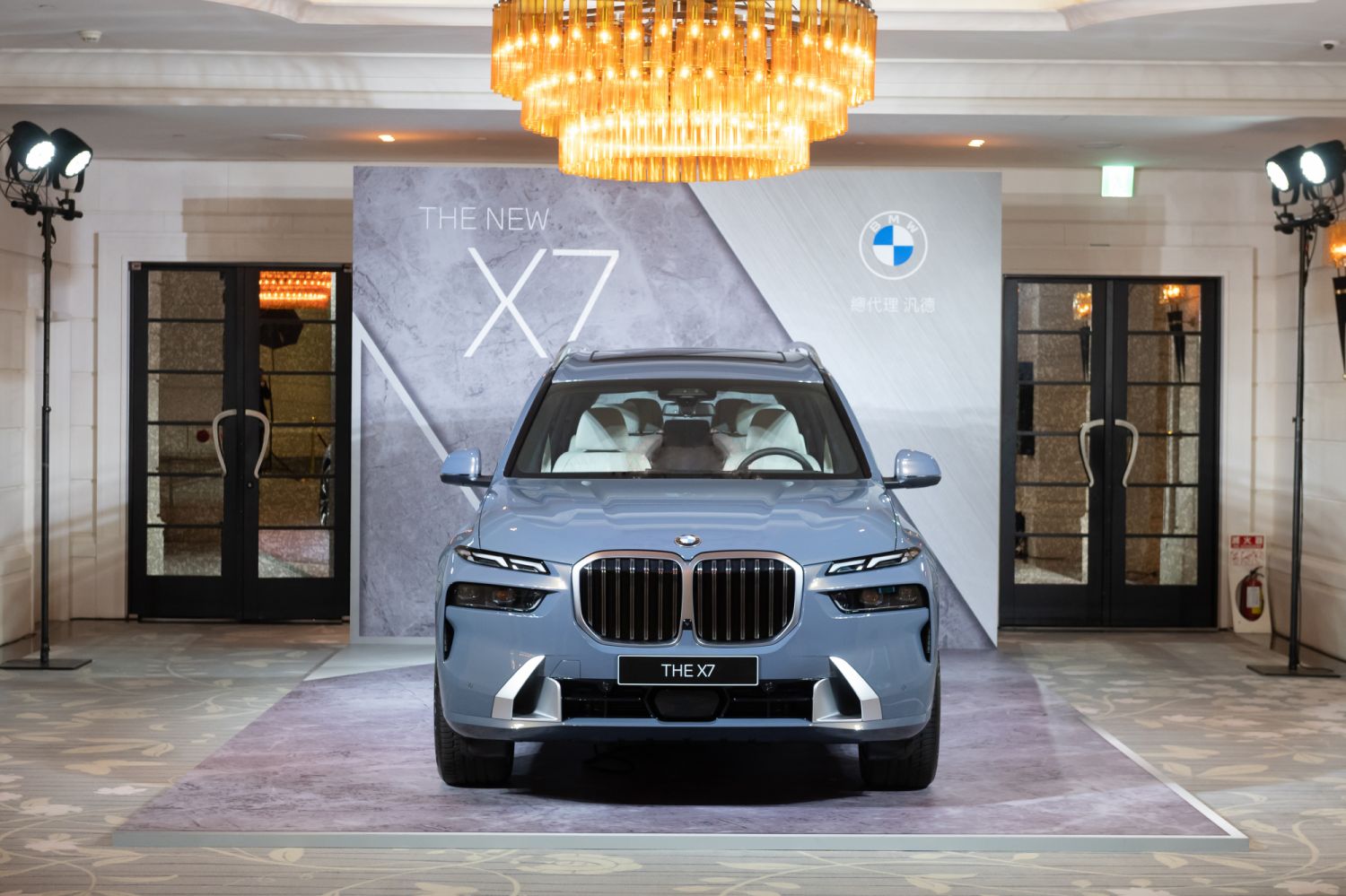 BMW X7頂級七人座旗艦休旅外觀動感流線,內裝卻細膩奢華且功能性十足,裡外兼具。