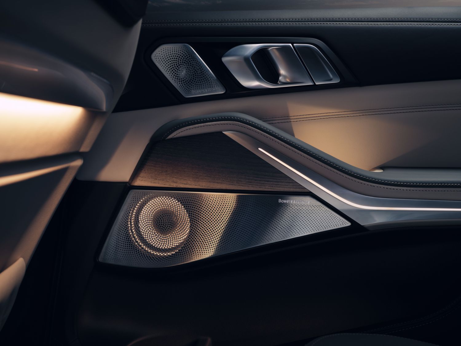 搭載 Bowers & Wilkins 鑽石高傳真音響讓全車乘員享受絕佳聽覺饗宴