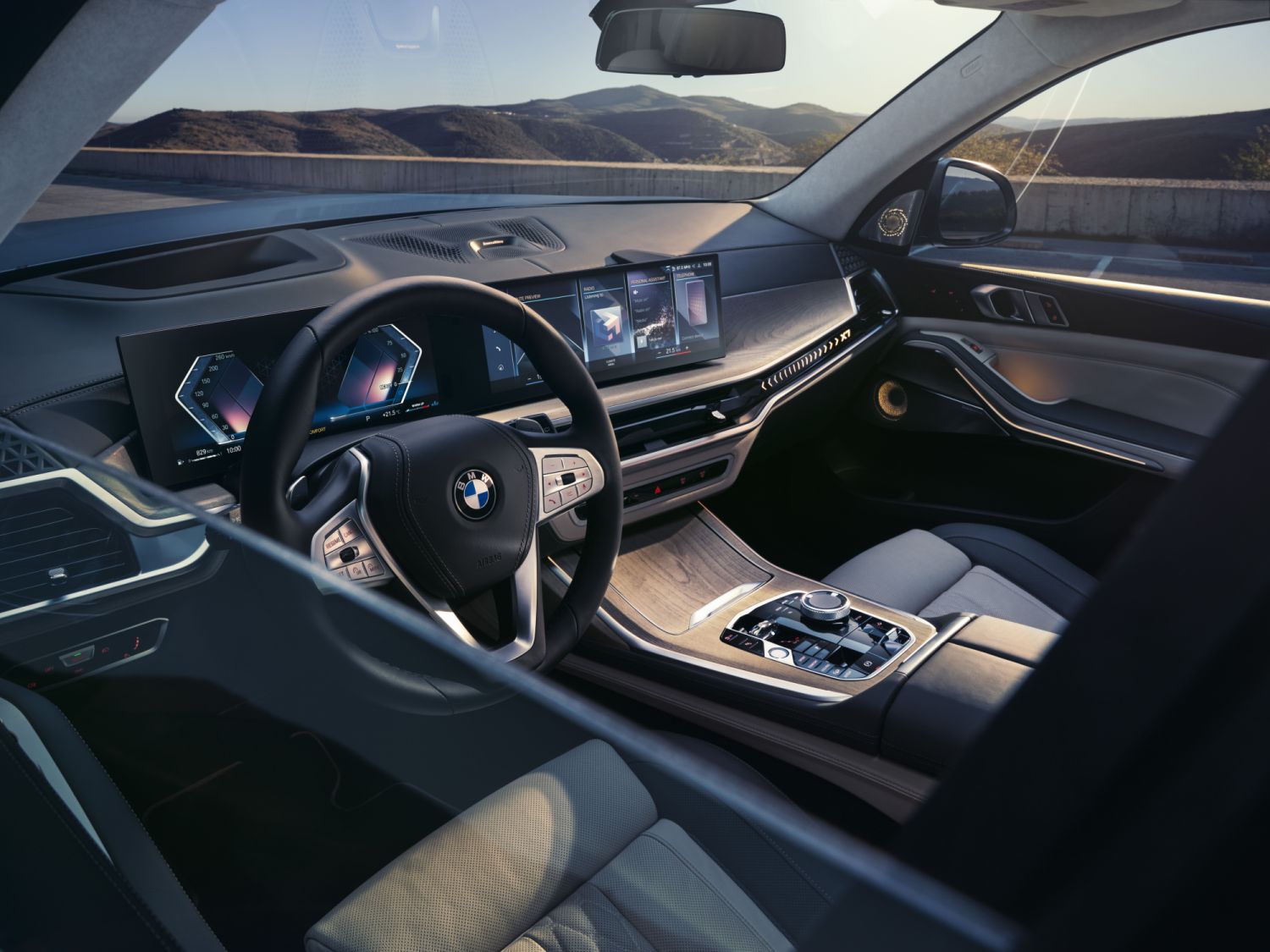 懸浮式曲面螢幕與 BMW iDrive 8.0 使用者介面