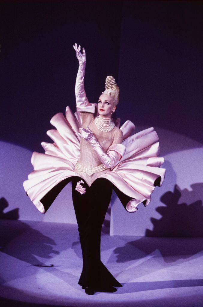 Défilé Thierry Mugler, Prêt-à -Porter, collection Automne-Hiver 1995-96 à Paris en mars 1995, France. (Photo by Daniel SIMON/Gamma-Rapho via Getty Images)