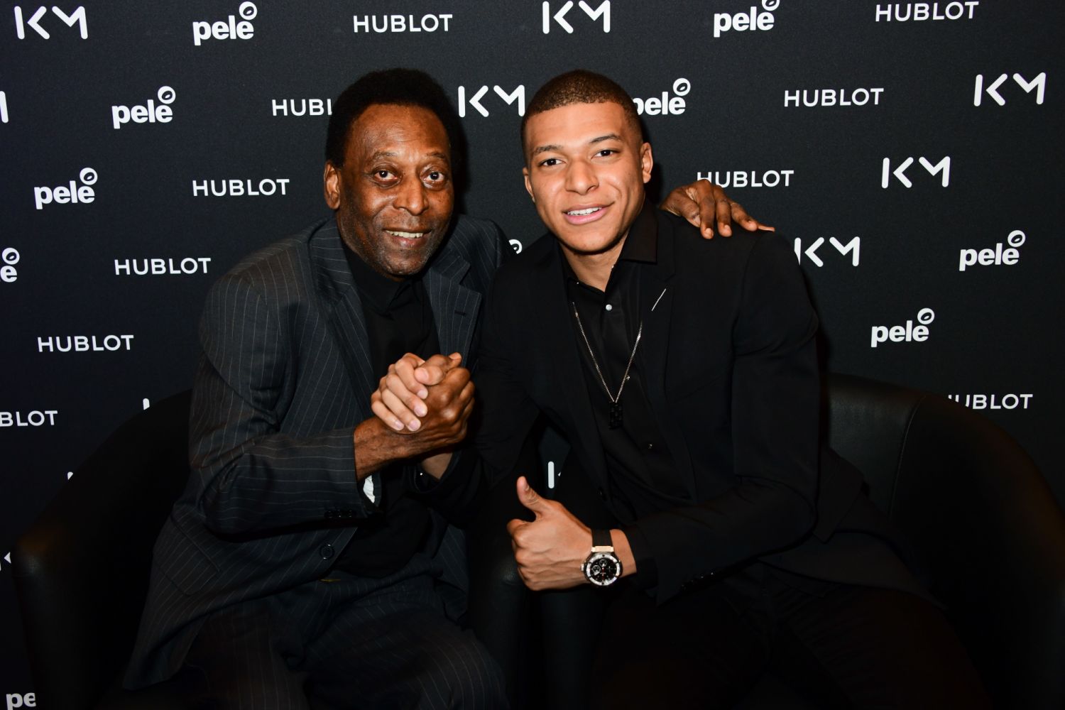 姆巴佩佩戴 Hublot Big Bang 精鋼鑽圈計時碼錶與比利合照