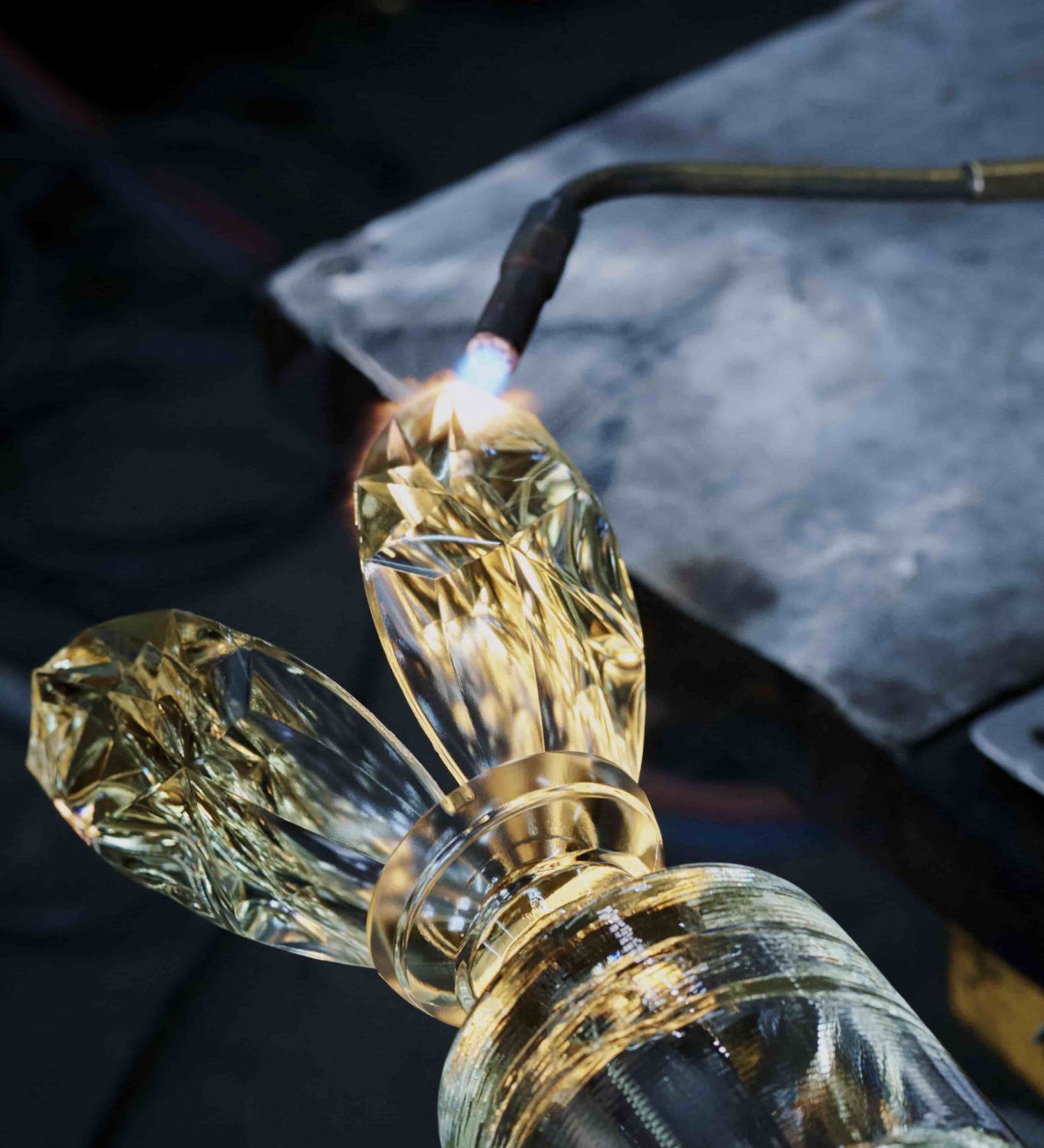 法國嬌蘭 翼之蜂華 黑水晶極致典藏版 Photo via Guerlain