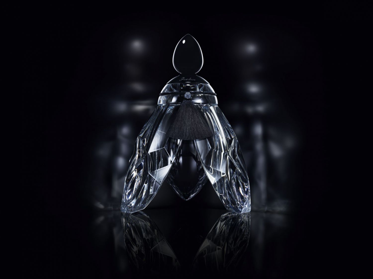 法國嬌蘭 翼之蜂華 黑水晶極致典藏版 Photo via Guerlain