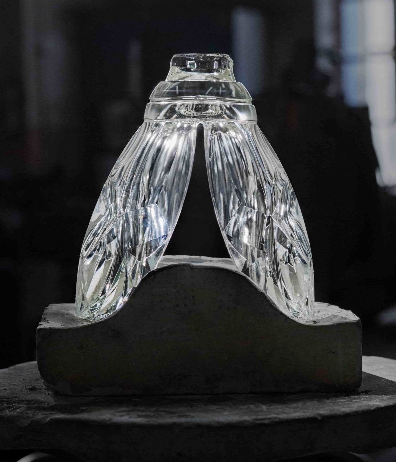 法國嬌蘭 翼之蜂華 黑水晶極致典藏版 Photo via Guerlain