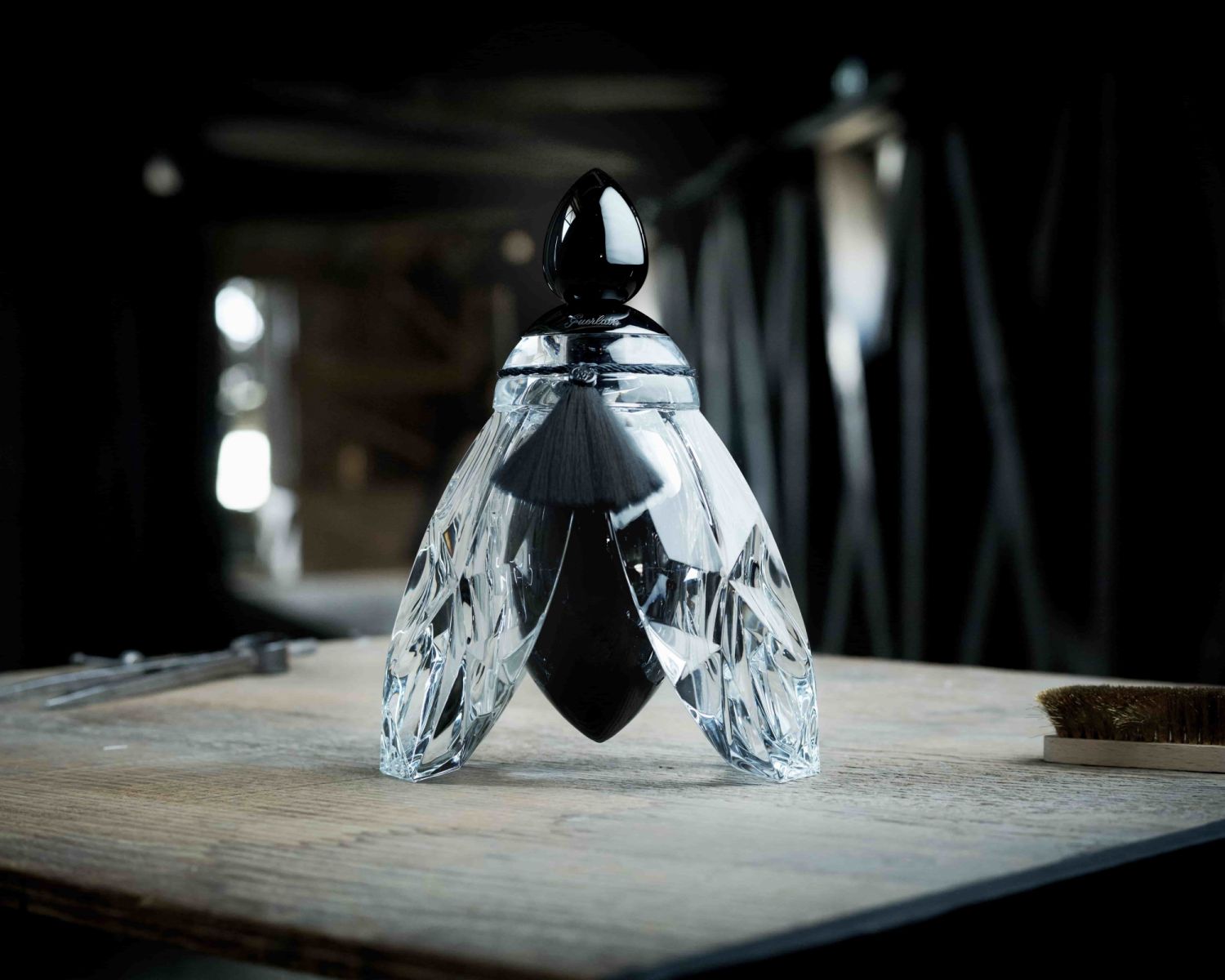法國嬌蘭 翼之蜂華 黑水晶極致典藏版 Photo via Guerlain