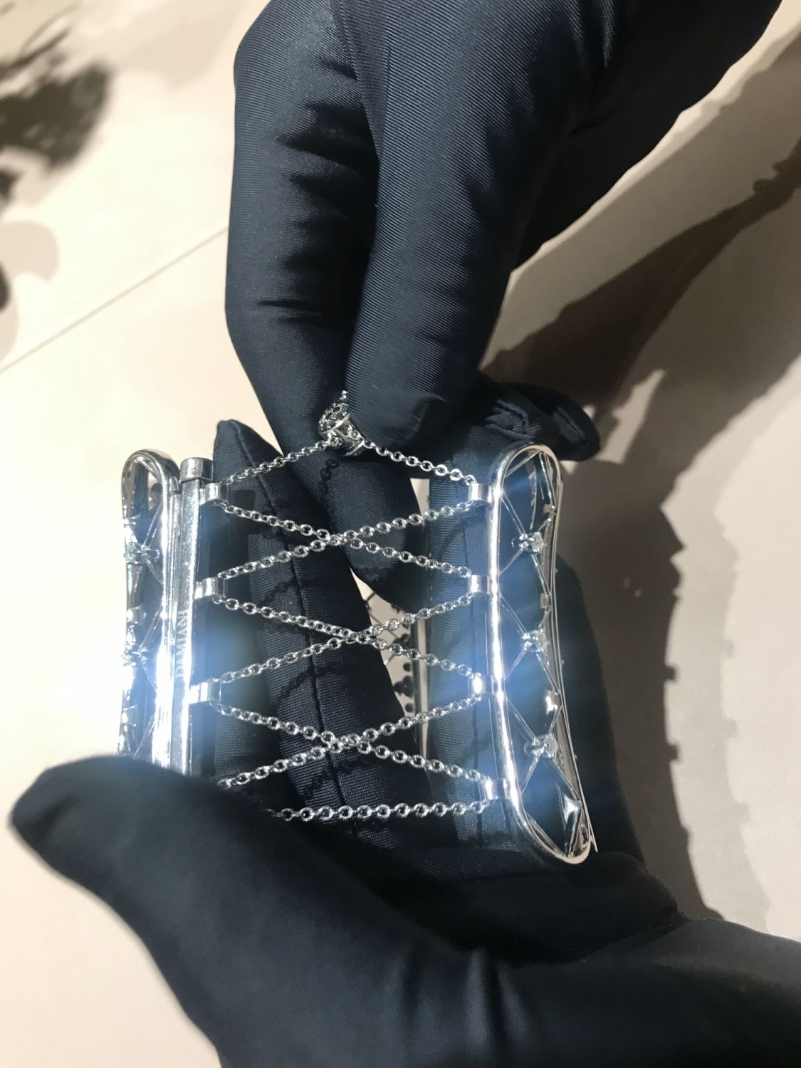 Burlesque手環作品調整手環鬆緊的機制相當滑順