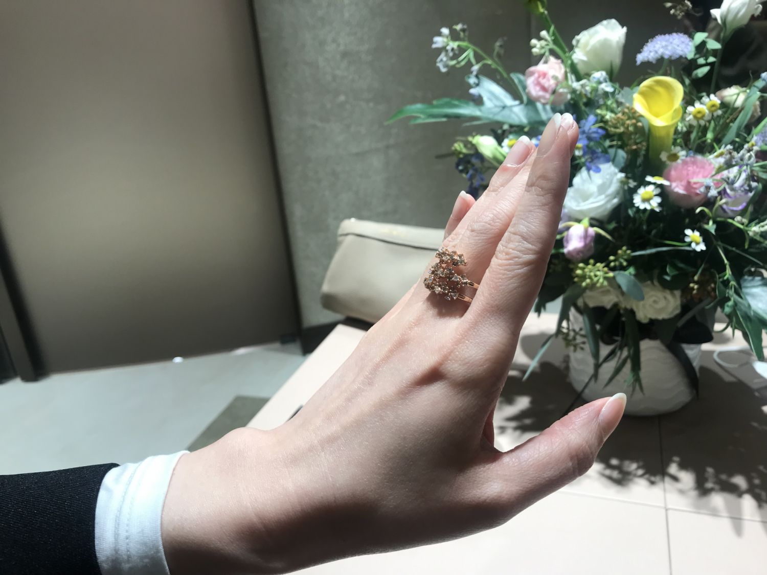 Mimosa戒指雙圈式設計同時考量佩戴者手指熱脹冷縮,因此在工藝上在戒圈內部先以具備優異延展性的鈦金屬打造外部再覆以貴金屬。