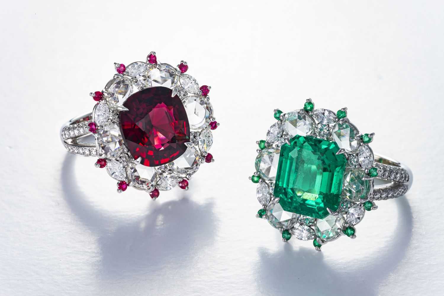 Damiani Special Classic Rainbow彩寶鑲鑽戒指,圖為紅寶石與祖母綠款式