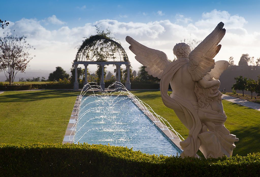 美國加州愛之宮(Palazzo Di Amore)The 128-foot-long reflecting pool, with fountains cascading its entire length, leads the way to a pergola at the edge of the property. (Photo by Tim Rue/Corbis via Getty Images)