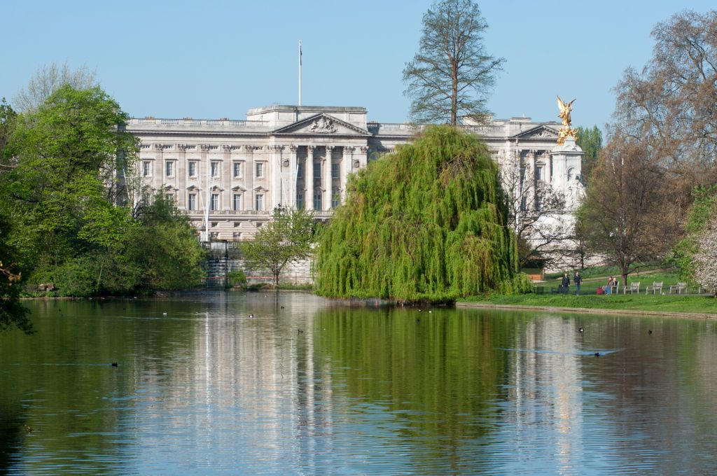 Buckingham palace from St James park lake London England. (Photo by: Education Images/Universal Images Group via Getty Images)