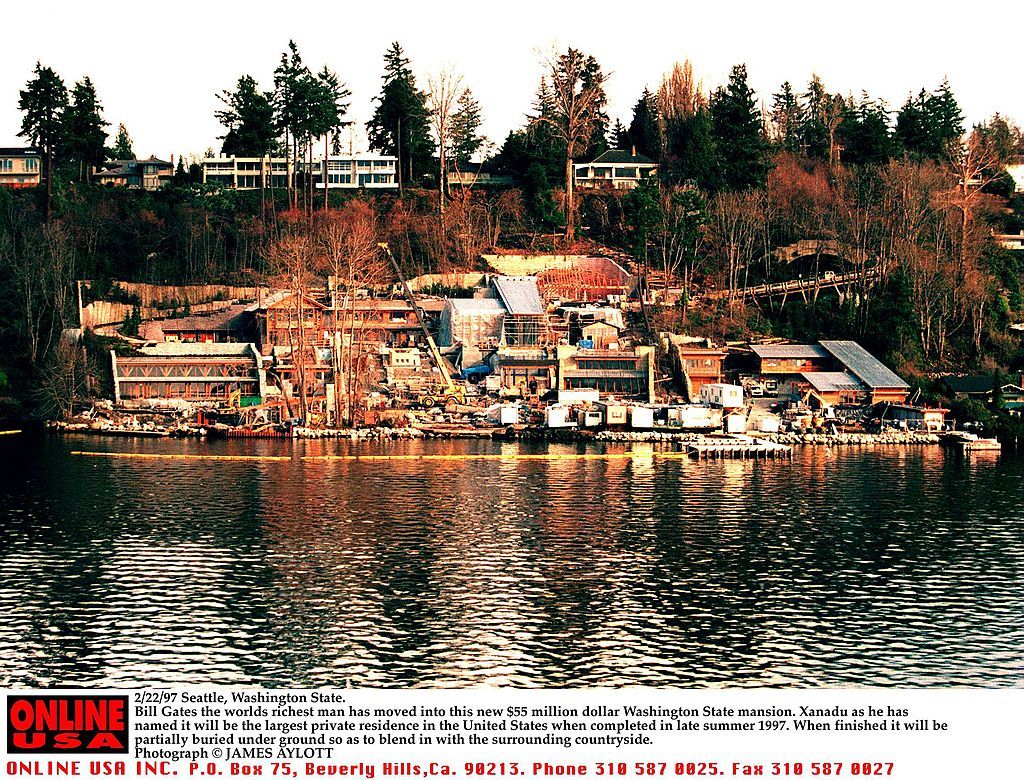 世外桃源2.0(Xanadu 2.0)2/22/97 Seattle, Washington. Bill Gates the worlds richest man has moved into this $55 million dollar Washington State mansion which he calls Xanadu. The huge house the largest private residence in America is expected to be completed late summer 1997. The lakeside complex will then be partially buried to blend into the surrounding countryside.