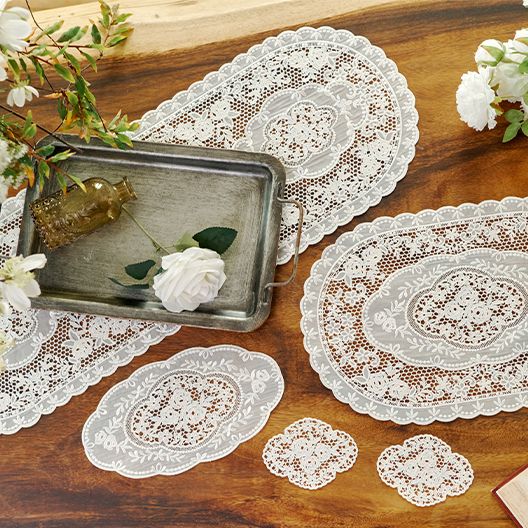 台灣品牌【David’s Angel 】古典玫瑰紗網刺繡蕾絲桌墊（豪華版12件組），David's Angel的婚紗在國際間極富盛名，英國凱特王妃的婚紗也選用該品牌的蕾絲（David's Angel提供）