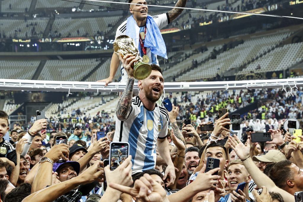 AL DAAYEN - Lautaro Martinez of Argentina, Lionel Messi of Argentina with the world cup trophy, FIFA World Cup Trophy during the FIFA World Cup Qatar 2022 final match between Argentina and France at Lusail Stadium on December 18, 2022 in Al Daayen, Qatar. AP | Dutch Height | MAURICE OF STONE (Photo by ANP via Getty Images)