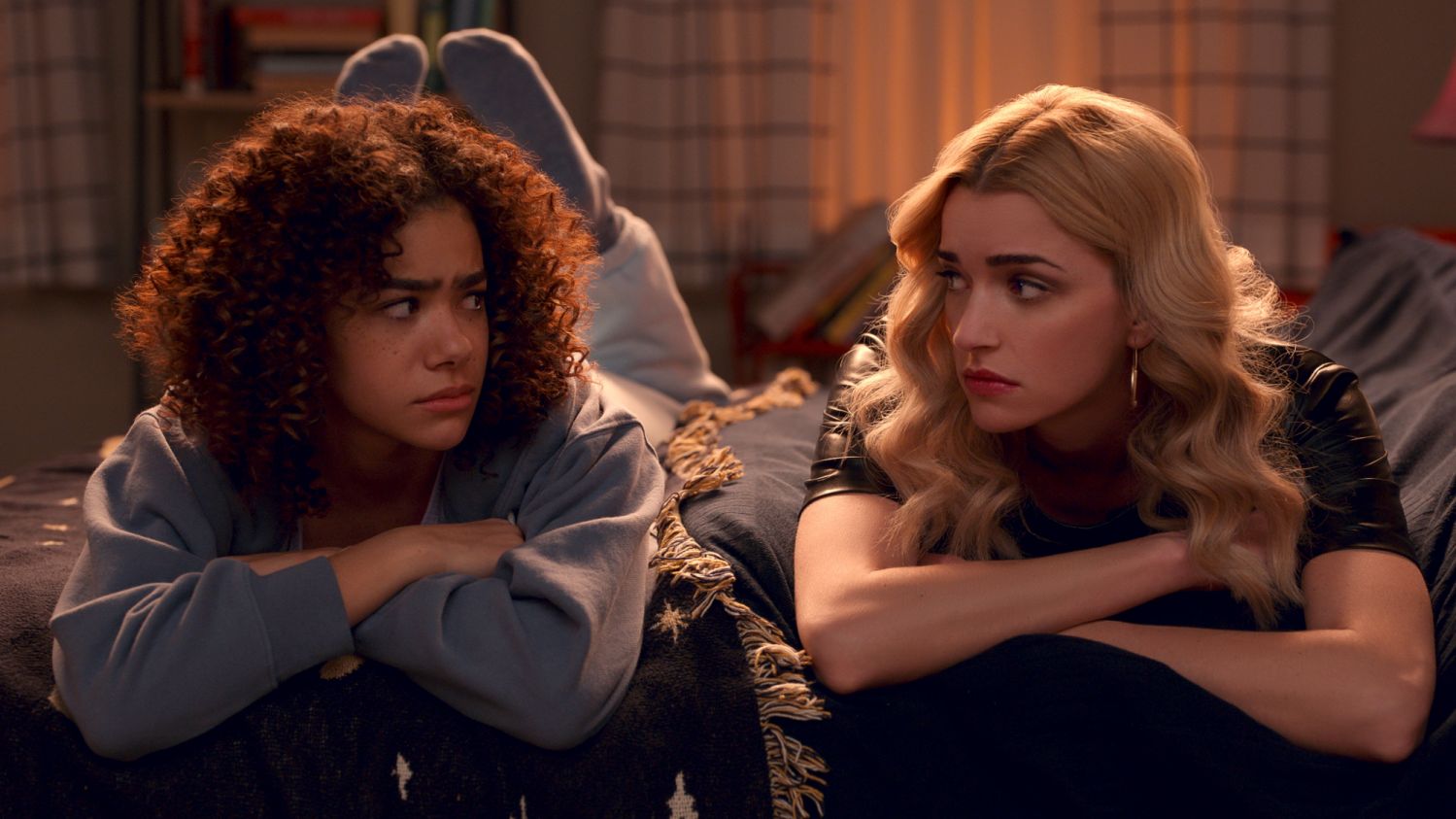 Ginny & Georgia. (L to R) Antonia Gentry as Ginny, Brianne Howey as Georgia in episode 209 of Ginny & Georgia. Cr. Courtesy of Netflix © 2022