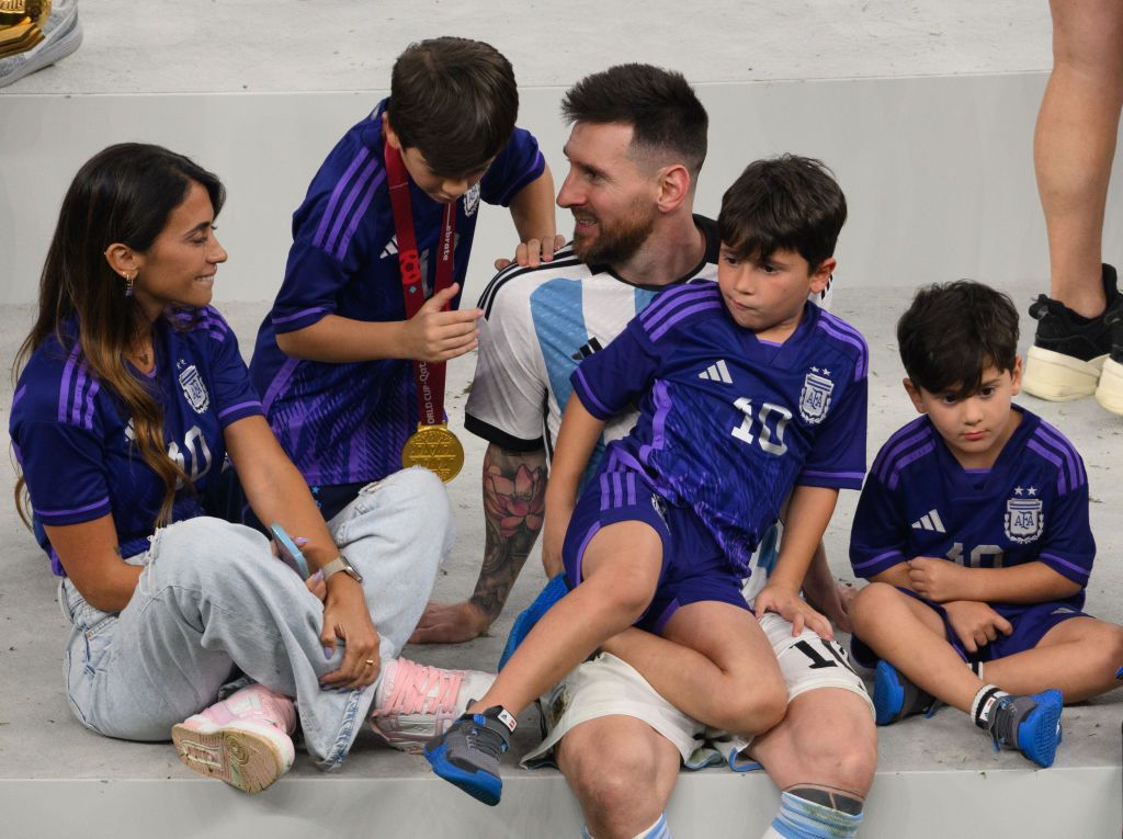 18 December 2022, Qatar, Lusail: Soccer, World Cup, Argentina - France, final round, final, Lusail Stadium, Argentina's Lionel Messi with wife Antonela Roccuzzo and sons on the podium. Photo: Robert Michael/dpa - IMPORTANT NOTE: In accordance with the requirements of the DFL Deutsche FuÃball Liga and the DFB Deutscher FuÃball-Bund, it is prohibited to use or have used photographs taken in the stadium and/or of the match in the form of sequence pictures and/or video-like photo series. (Photo by Robert Mich